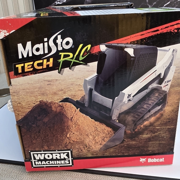 Maisto Tech RC Bobcat Track Loader - Black and White - Picture 6 of 10